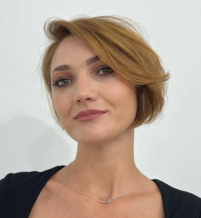 Kratki slojeviti bob s poševnim frufrujem, ki z asimetrijo podaljša in zmehča kvadratni obraz