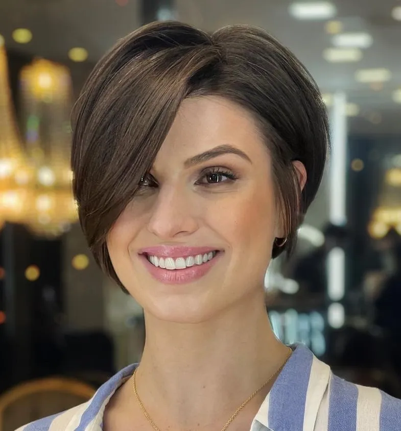 Pixie bob s stranskim frufrujem in daljšimi prameni, ki mehčajo čeljust in podaljšajo kvadratni obraz