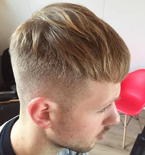 Moška frizura high fade caesar, primerna za redke lase in sodoben videz.