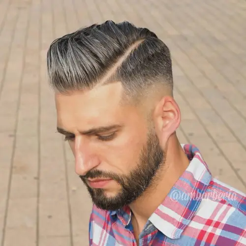 Kratka moška frizura z izrazitim prečkom (comb over) in natančno linijo prehoda.