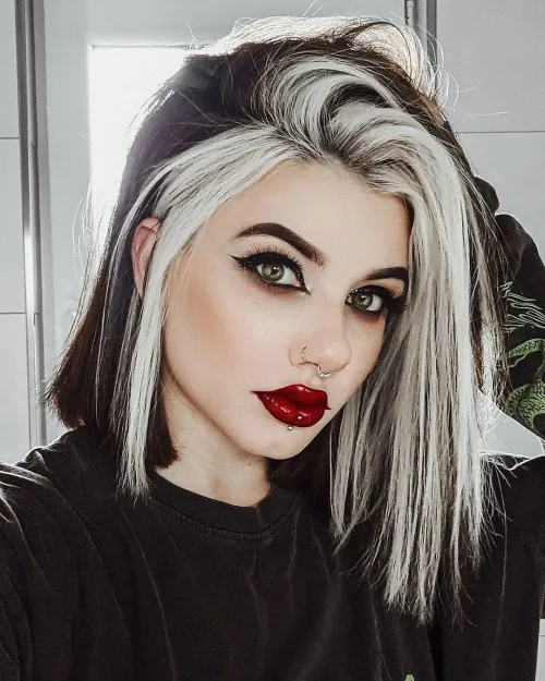 Črn bob z blond prameni ob obrazu v E-girl stilu.