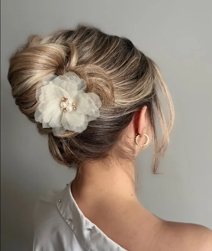 Elegantna francoska figa s cvetličnim okrasom.