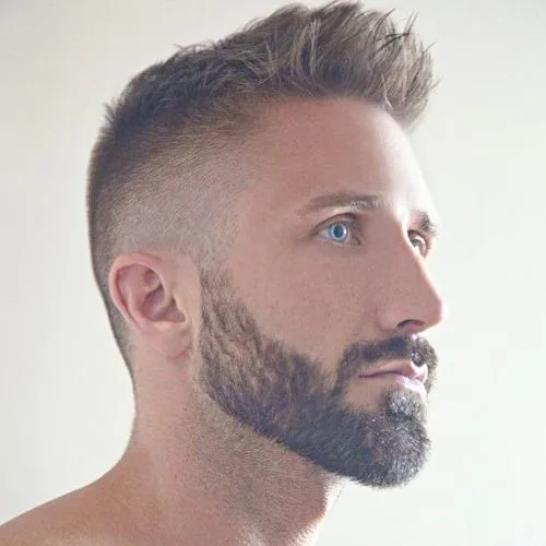 Moška frizura High Fade Quiff z dvignjenim čelom in ostrim prehodom.